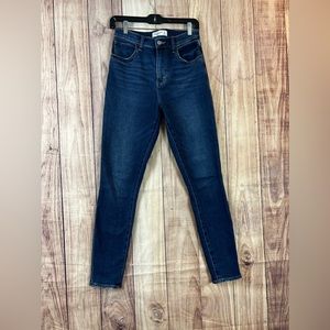 Abercrombie &z Fitch The Super Shinny High Rise
Women‎ Size 27. 4R